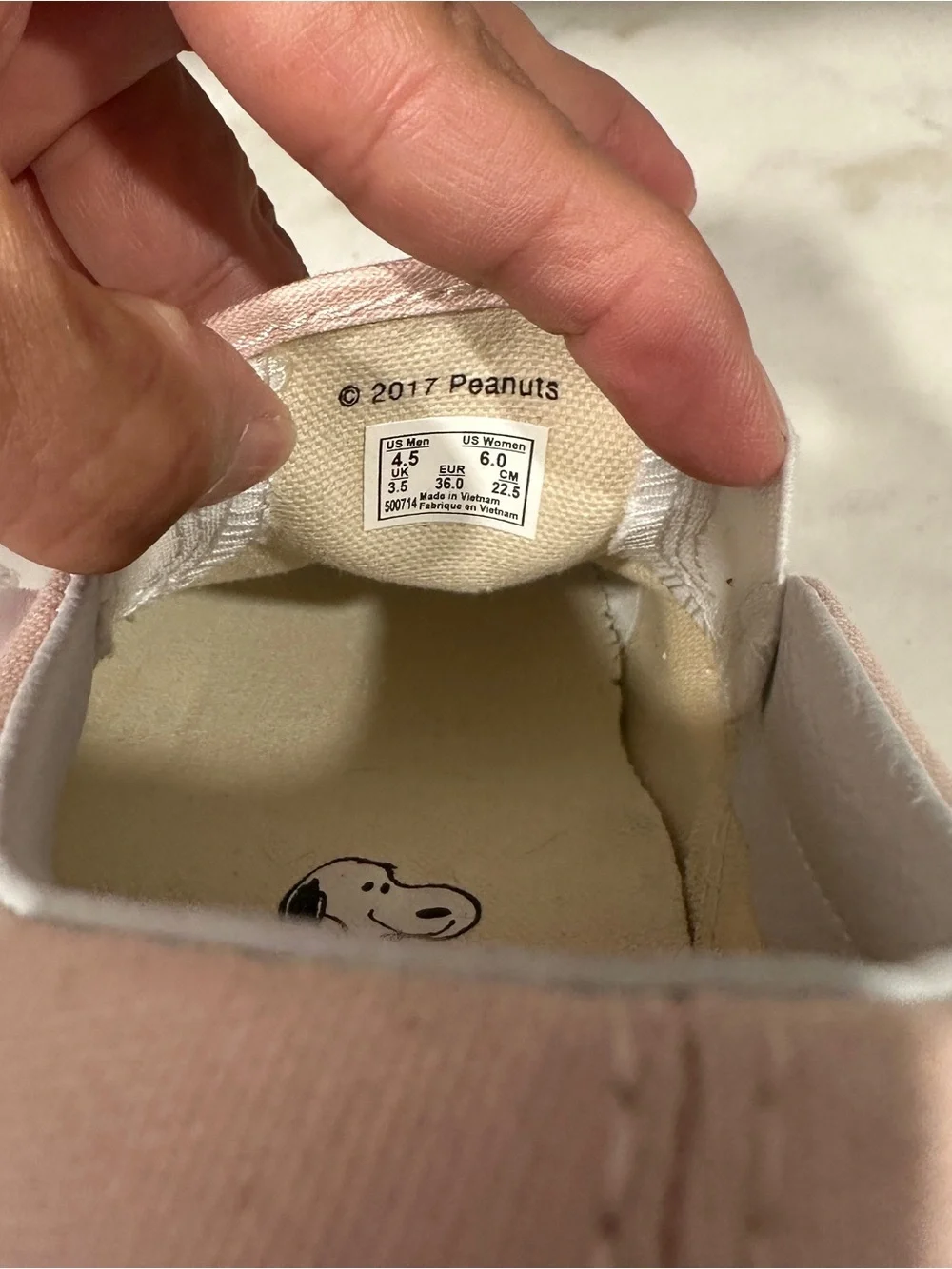 Vans Kids Peanuts Slip-On Sneakers in Light Pink with Snoopy & Lucy size 6